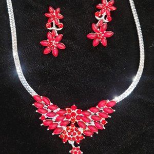 Beautiful 3pcs Necklace set with earrings in red color